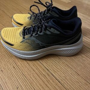 Saucony Women’s Endorphin Speed 3 in yellow that fades into navy almost black